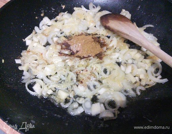 Добавить специи, прогреть так же в течении минуты.