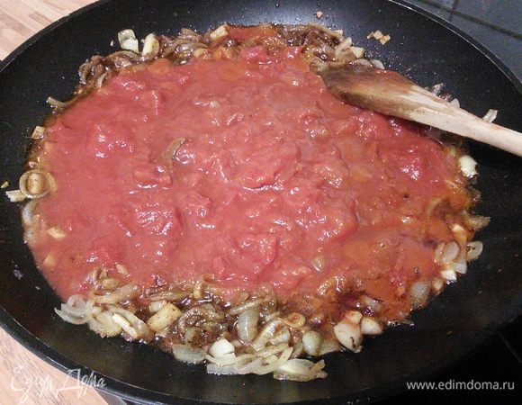 Добавить томаты, перемешать и тушить на маленьком огне 20 минут. Помидоры так же подойдут и свежие, желательно без кожицы и натертые на терке. Помидоры консервированные из баночки нужно измельчить. Через 20 минут пюрировать соус погружным блендером. 