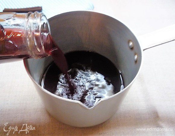 В кастрюлю налейте гранатовый сок, добавьте очищенные дольки мандарина и настой из специи.