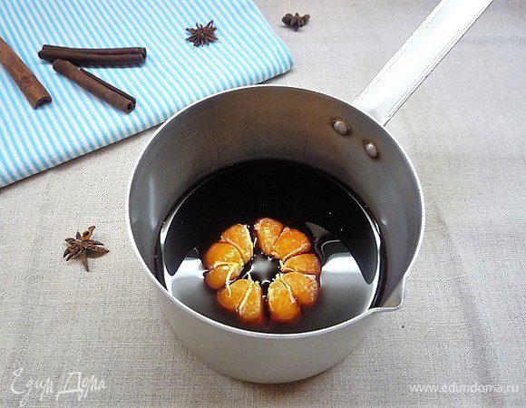 Медленно помешивая, доведите до 70–80°С и снимите с огня. Добавьте мед и разлейте по бокалам.