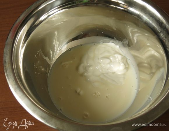 Приготовление многошаговое, рецепт — объединение двух МК. В сети нашла видео-дуэль кулинаров с МК Луки Монтерсино, семифредо из маскорпоне, весь рецепт был приготовлен за 22 минуты! И еще один аналогичный рецепт с вариацией семифредо с маскарпоне и меренгой итальянской. За 22 минуты десерт, конечно не приготовила, в процессе объединила два интернет рецепта и пересчитала пропорции по компонентам. Рецепт по компонентам адаптирован под местные продукты.
Начинаем с ганаша. Объединяем молоко и сливки. Молоко домашнее, сливки 35%. Нагреваем.