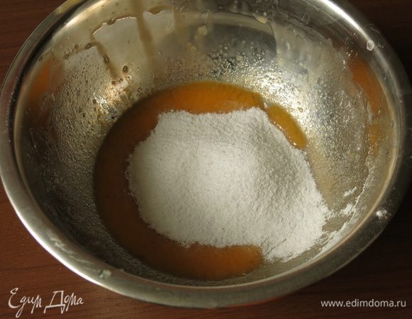 Всего в рецепте использовала 5 яиц, вес и белков, и желтков измеряла. Соединяем 50 г желтков с сахарной пудрой.