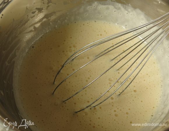 Соединяем молочную и яичную смесь.