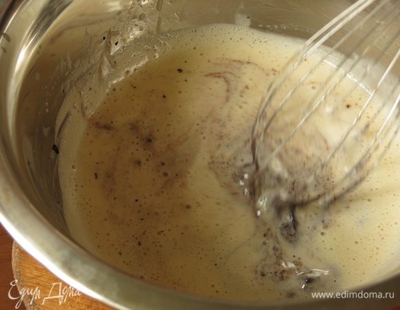 Шоколад мелкими кусочками вводим в горячую молочную смесь. Перемешиваем.