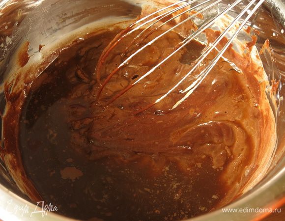 Вливаем 25 г кофе.