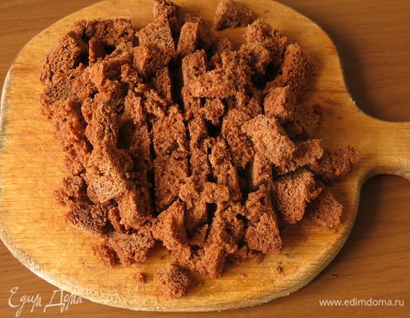 Измельчаем бисквит. Бисквит приготовлен по рецепту «Тыквенный десерт на Хэллоуин».