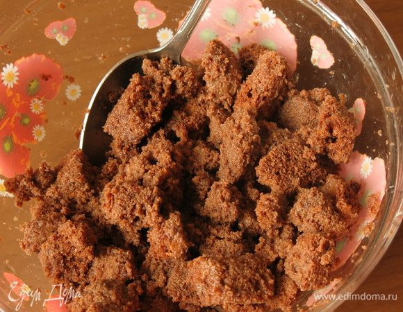 Поливаем бисквит кофе.