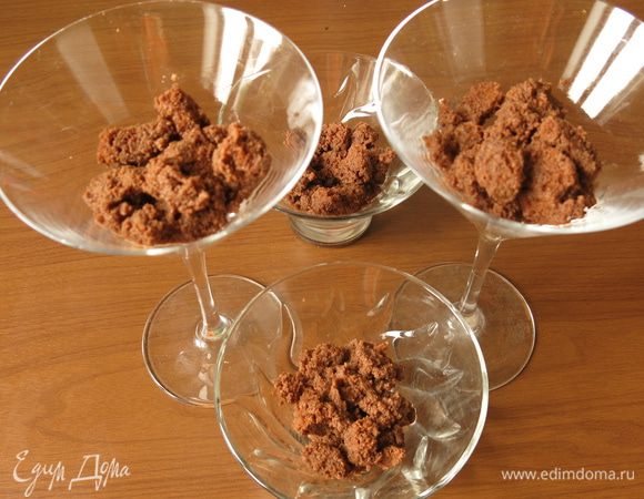 Выкладываем бисквит в бокалы, уплотняем.