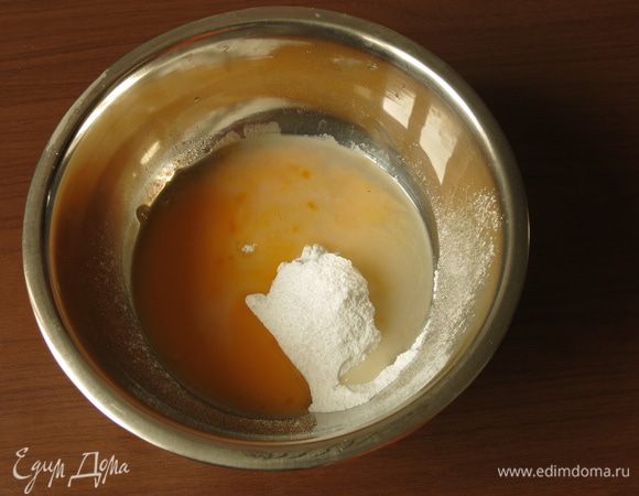 Готовим семифредо, объединяем желтки, пудру и воду.