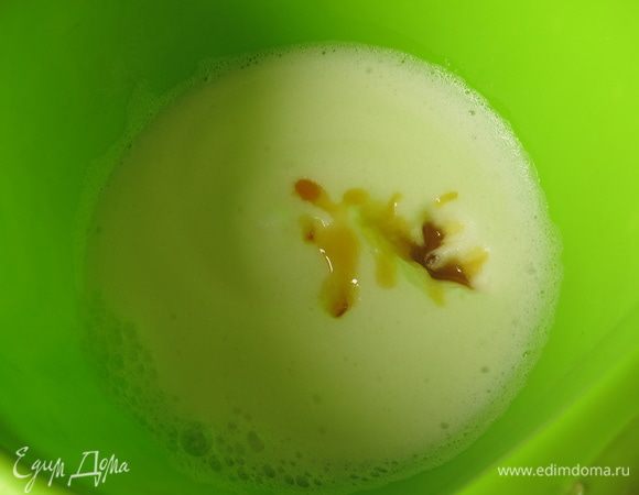 Готовим итальянскую меренгу. В рецепте будет использована не вся меренга, приготовление рассчитано под белки с пяти яиц 140 г. Сбиваем белки, добавляем инвертный (золотой) сироп. В исходном рецепте используется декстроза.