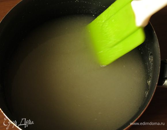 Растворяем в кипятке сахар. Нагреваем до 121°С, до первых пузырьков, не кипятим.