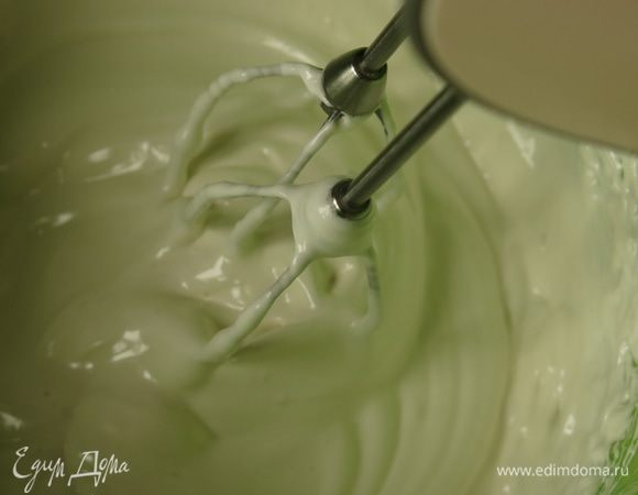 Вливаем сахарный сироп горячий, продолжаем сбивать 10 — 12 минут.