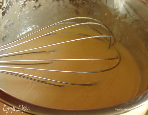 Нагреваем массу, основу тирамису — желтки, воду, пудру. Нагревала на водяной бане, хотя в МК — нагрев на электрической конфорке. Постоянно сбиваем, масса белеет и чуть увеличивается в объеме. Масса готовой основы (она называется основа для тирамису) — 125 г, под этот вес и рассчитывала количество меренги, сливок и маскарпоне.