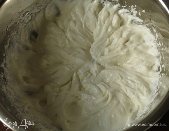 Сбиваем сливки, буквально пару оборотов венчика миксера.