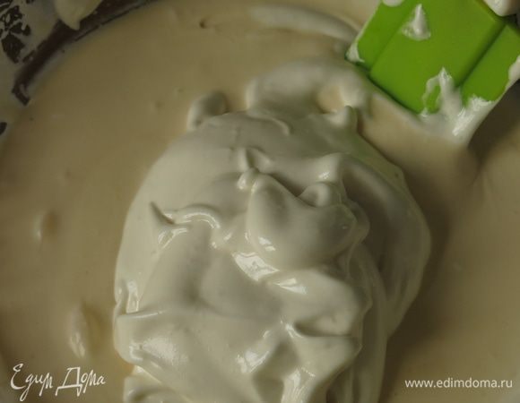 Вводим меренгу итальянскую. Аккуратно, лопаткой, снизу-вверх.