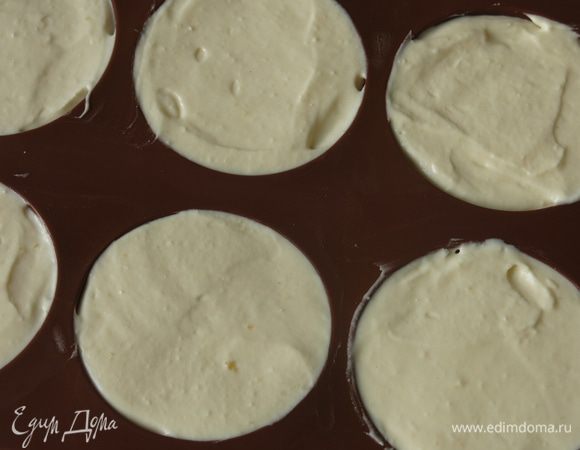 Раскладываем семифредо по формам. К приготовлению этого рецепта подтолкнули новые формы, захотелось их опробовать, представила десерт сфера-мусс на легкой, желейной основе, но до придумывания десерта не дошло, нашла в сети этот рецепт.