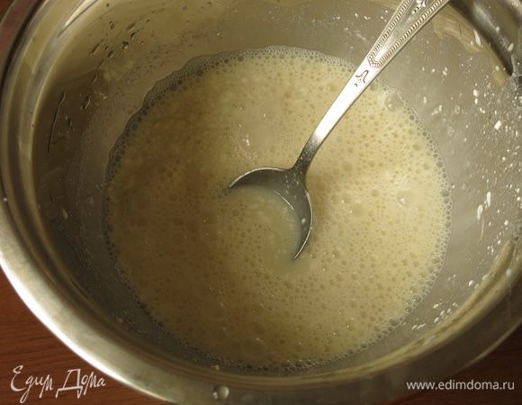 Готовим глазурь. Объединяем все компоненты, кроме желатина и 35 г воды (сливки, молоко, сироп, мед, сахар). В рецепте исходном указана глюкоза — у меня мед, декстроза — у меня инвертный сироп, «натуральная желейная масса» (gelatina neutra a freddo) 75 г — заменила этот компонент разведенным в воде агар-агаром. 