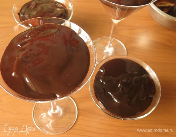 Растворяем желатин быстрорастворимый в воде, вливаем в глазурь, процеживаем. Глазурь разливается теплой 35°С, немного охладила глазурь в холодильнике до температуры комфорта — не горячее, не холоднее, чем температура тела. Тут я допустила ошибку, первые пару ложек глазури покрыли ганаш, она равномерно распределилась, остаток глазури быстро застыл, температура помещения низковата, так что стоит держать глазурь в емкости с теплой водой. По исходному рецепту тут же надо выложить семифредо и подавать, я немного изменила рецепт, охладила слой глазури. Получился такой более домашний вариант, женский, есть заготовка, праздничный десерт перед подачей практически готов, останется только выложить мороженое семифредо, время перед застольем освободится для хозяйки.