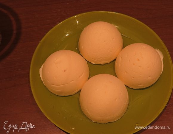 Выкладываем замороженные семифредо, минимум 4 часа в морозильнике.