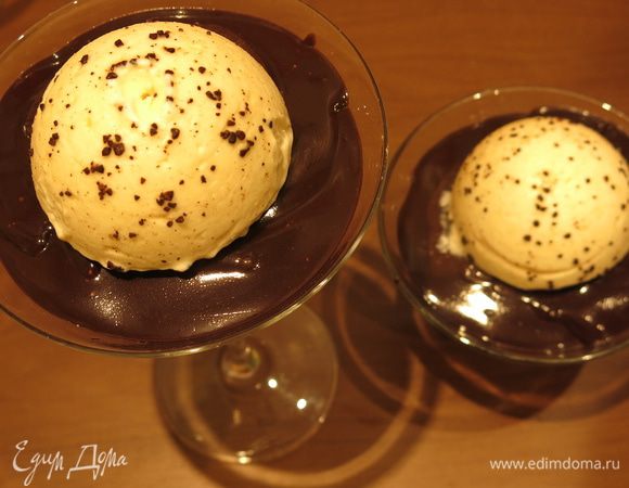 Агар-агар разводим в воде, кладем в массу кофе молотый, опускаем сферы, получается кофейно-желейное украшение.