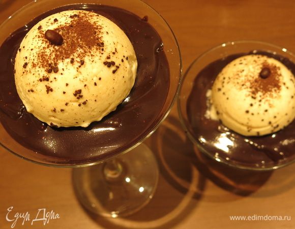 Выкладываем сверху по кофейному зернышку. Подаем десерт. Приятного аппетита!