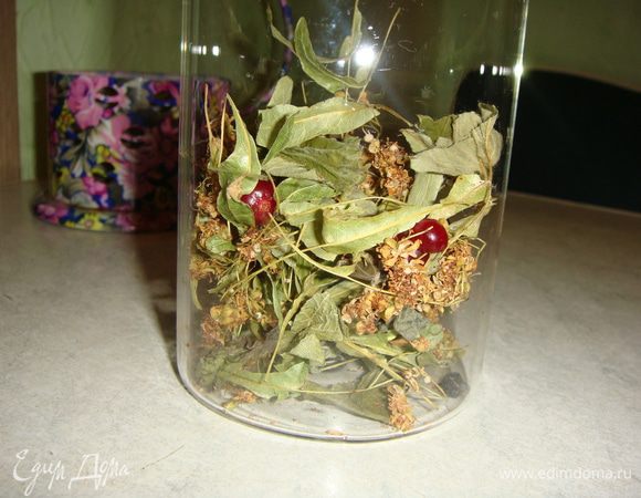 Мой травяной сбор: липа, листья смородины, клубники, малины, мята и мелисса. Положить в заварной чайник травы, клюкву, сушеную смородину и малину. Можно положить любые ягоды и травы, которые вам нравятся.