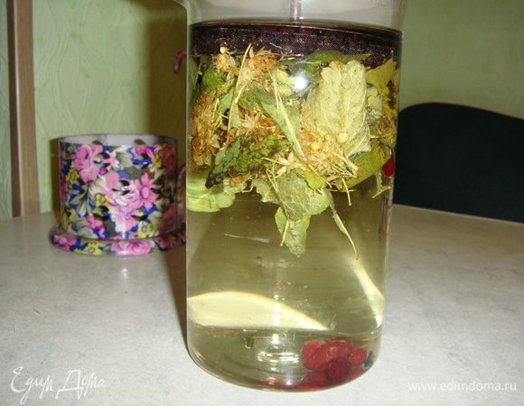 Воду вскипятить и залить в чайник.