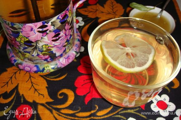 Налить чай в кружки, положить по дольке лимона. Пить чай с медом и вспоминать солнечное лето!