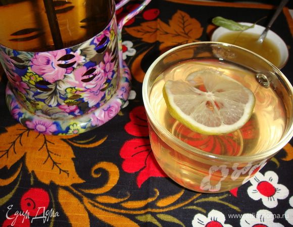 Налить чай в кружки, положить по дольке лимона. Пить чай с медом и вспоминать солнечное лето!