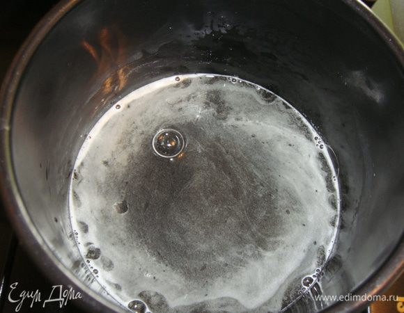 Пока взбиваются белки сварим сироп. В кастрюльку положить 120 г сахара, 1 ч. л. ванильного сахара и воду. Варить на медленном огне постоянно помешивая. Готовность проверить: капнуть сироп в холодную воду и сформировать из него мягкий шарик. Сироп готов.