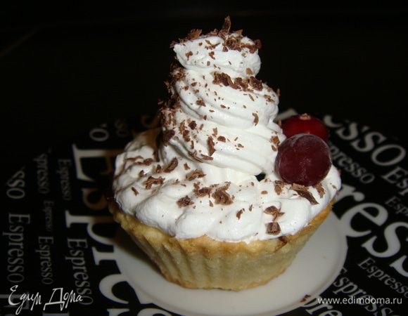 Отсадить крем из кондитерского мешка в охлажденные корзиночки. Украсить по желанию. Приятного чаепития!