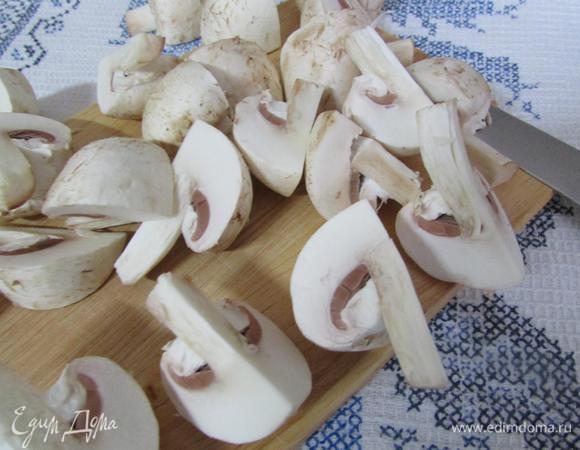 Шампиньоны обтереть сухой салфеткой и нарезать крупными кусочками.