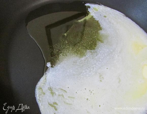 На сковороде растопить сливочное масло, добавить оливковое масло.