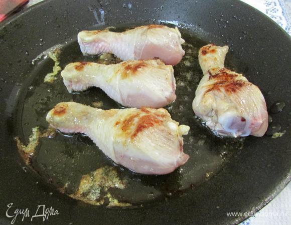 Голени посолить, положить на сковородку и обжарить со всех сторон до румяной корочки. Затем переложить голени на тарелку.