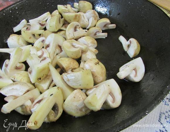 Шампиньоны слегка обжарить в той же сковороде.