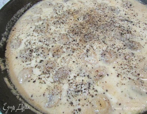 В это время соус посолить и поперчить свежемолотым черным перцем.