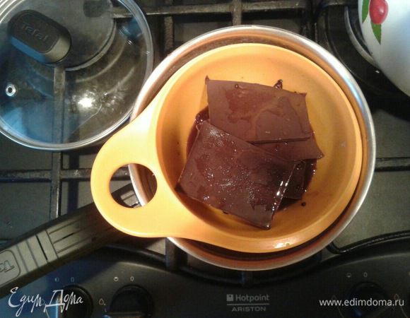Нагрейте духовку до 180°С. Растопите шоколад с 1 ст. л. растворимого кофе и 60 мл воды. Хорошенько размешайте.