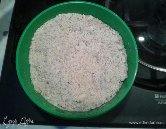 Измельчите в блендере 225 г миндаля и 50 г сахара. Орехи должны быть размолоты мелко, но не до состояния пласты. Пересыпьте ореховую смесь в небольшую миску. Добавьте муку, разрыхлитель и соль. Перемешайте. Отставьте в сторону.