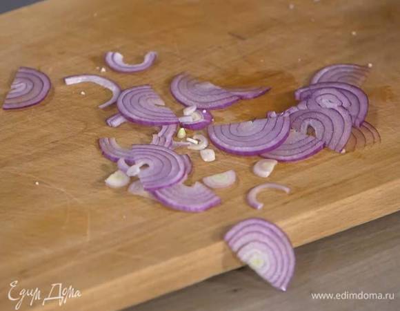 Красный лук почистить и нарезать тонкими полукольцами.