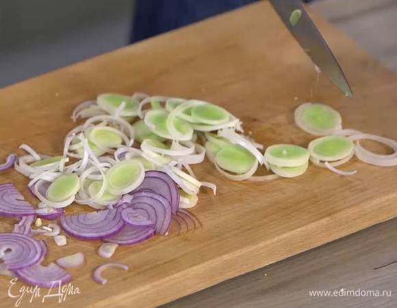 Светлую часть лука-порея порезать тонкими кольцами.