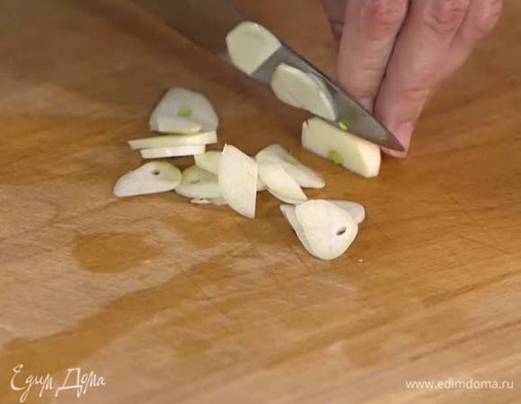 Чеснок почистить и нарезать тонкими пластинками.