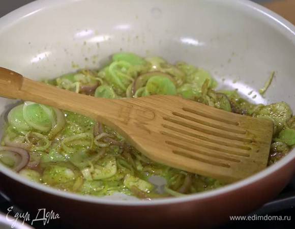 Разогреть в сковороде оливковое масло, выложить весь лук и чеснок, добавить карри, все перемешать и обжарить так, чтобы лук стал мягким.