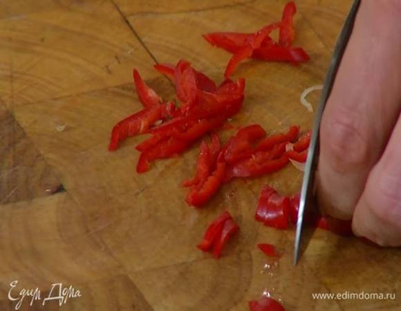 Перец чили вместе с семенами мелко порубить, отправить к луку с чесноком и перемешать.