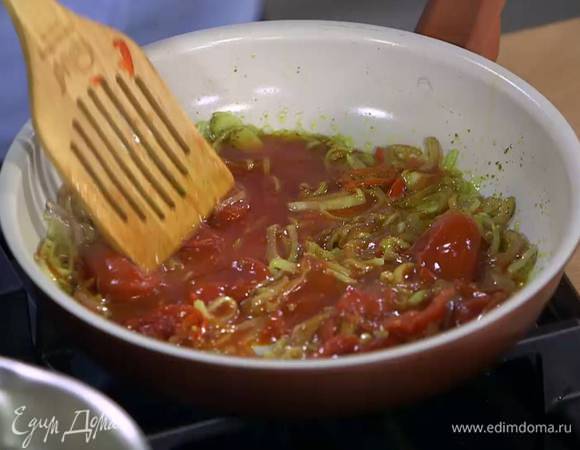 Помидоры в собственном соку выложить к овощам и размять лопаткой, все посолить.