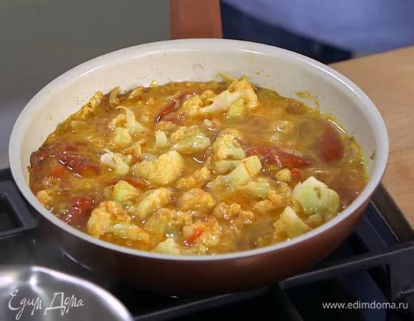 Яйца разбить в миску, посолить, слегка взбить венчиком и вылить в сковороду с овощами.