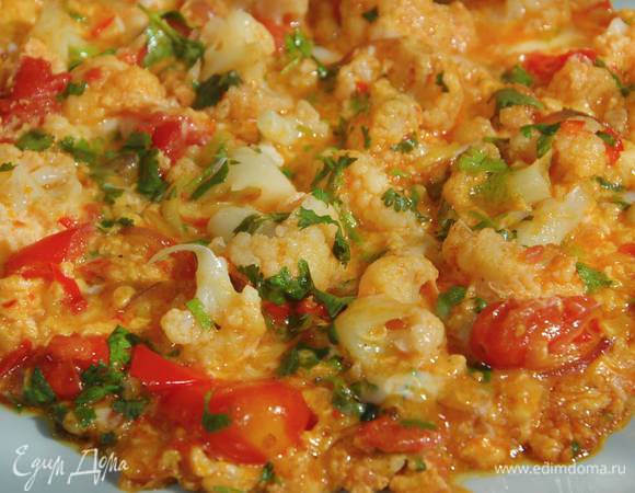 Когда омлет немного схватится, посыпать его кинзой и довести до готовности под крышкой.