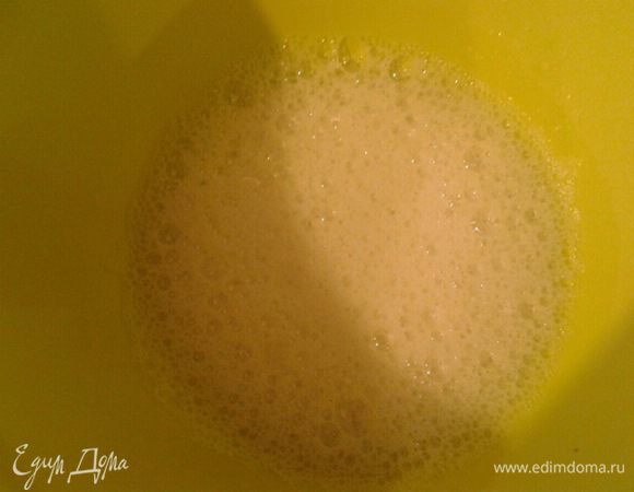 Отделите белки от желтков. В большой миске взбейте яичные белки до мягких пиков. Добавьте 100 г сахарного песка и взбейте до жестких пиков.