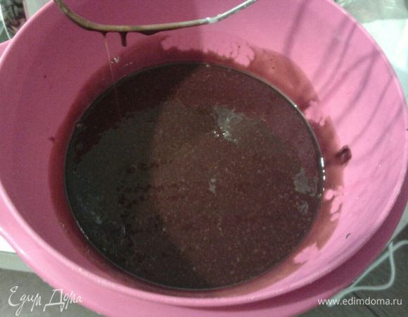 В маленькой миске миксером на средней скорости взбейте яичные желтки, шоколадную смесь и миндальный экстракт в течение 3 минут.