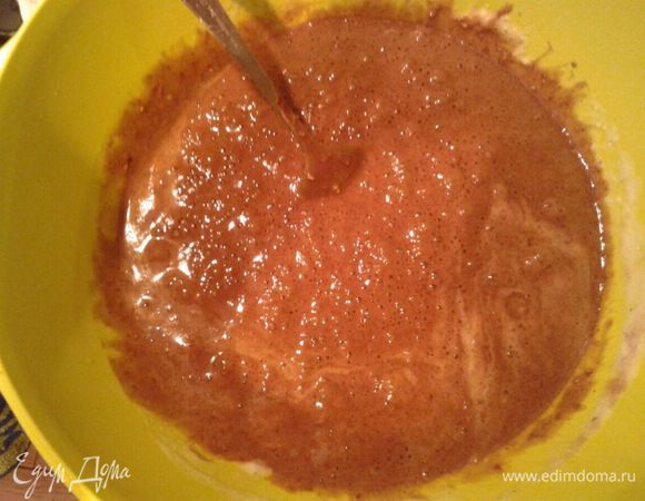 Добавьте ореховую и шоколадную смеси в яичные белки. Хорошенько перемешайте.