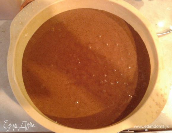 Вылейте смесь в форму. Выпекайте 45 минут. Деревянная зубочистка должна выйти из коржа сухой. Охладите минут 10 и достаньте из формы. Полностью охладите.